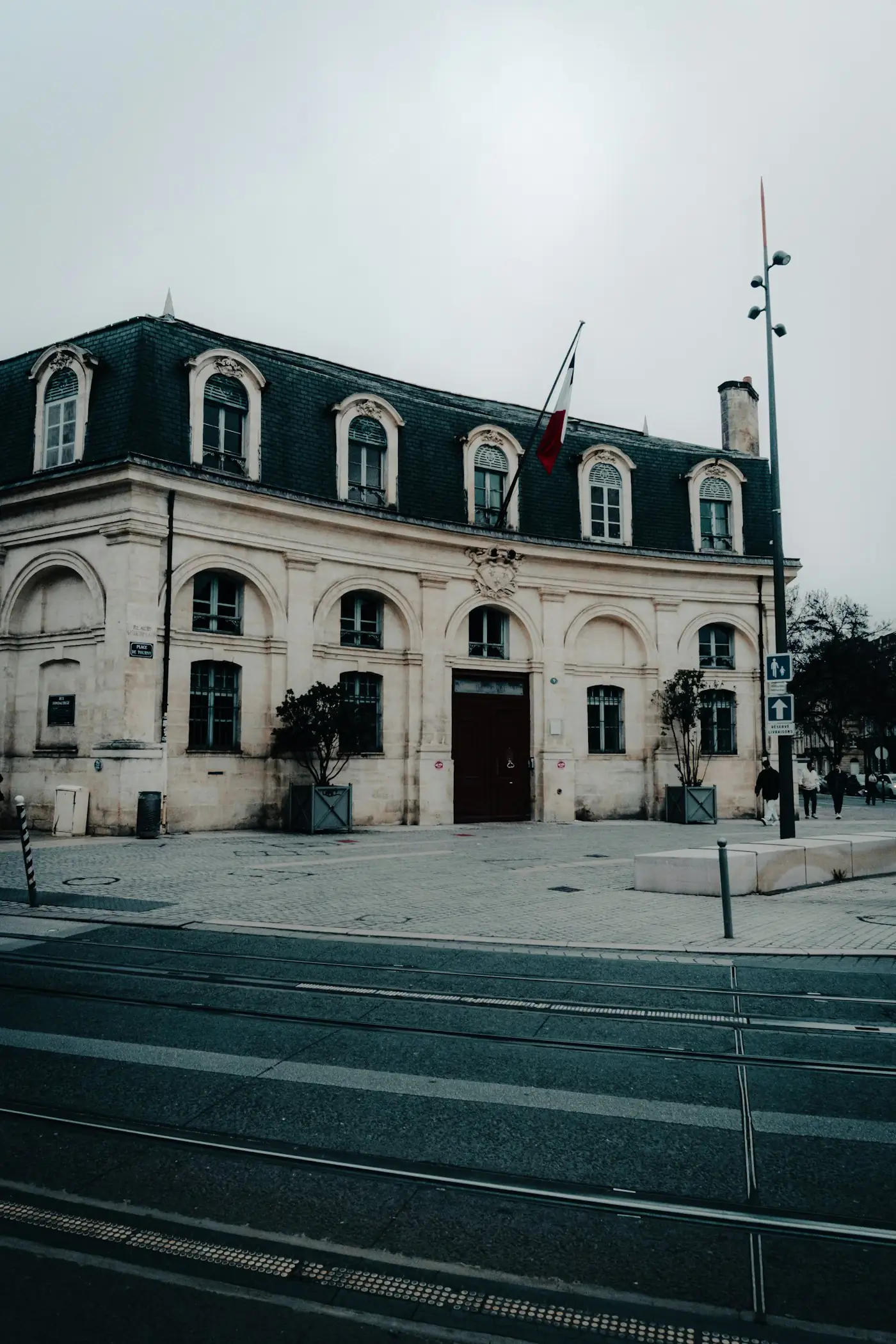 Façade en pierre blonde à Bordeaux, secteur Bordeaux — anti-moustique Pessac