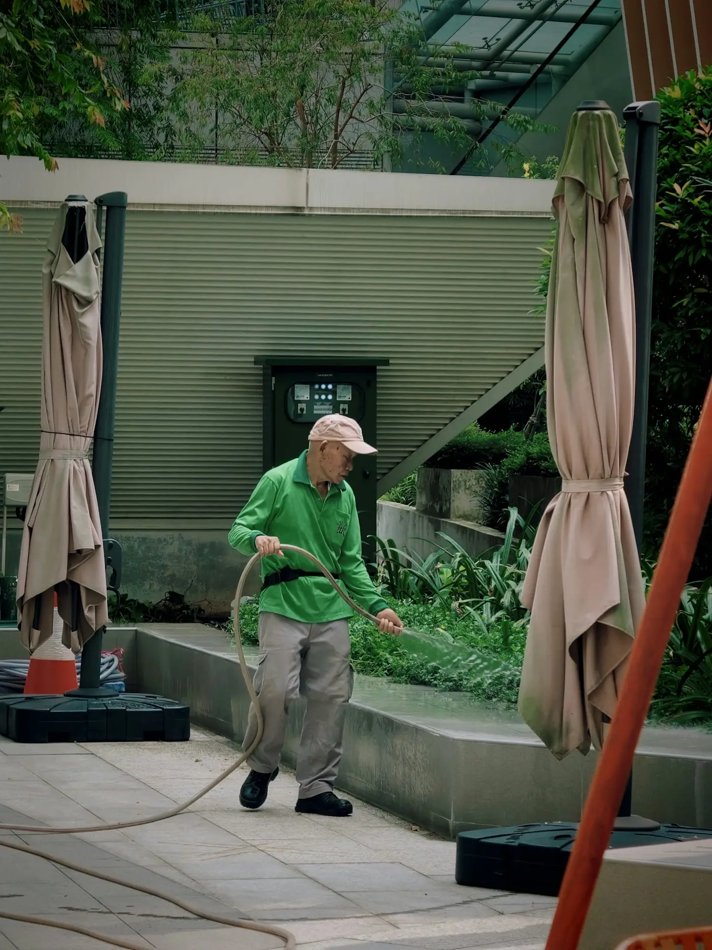 Intervention de traitement dans un jardin à Coutras