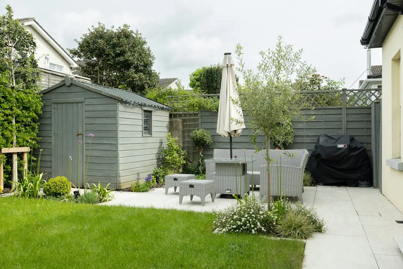 Jardin de maison avec terrasse et salon de jardin
