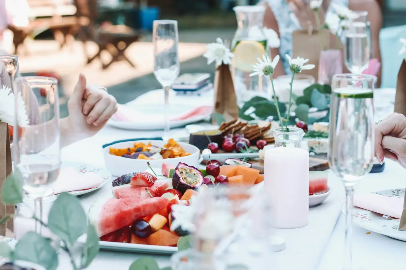 Table dressée pour un repas dans le jardin à Pessac