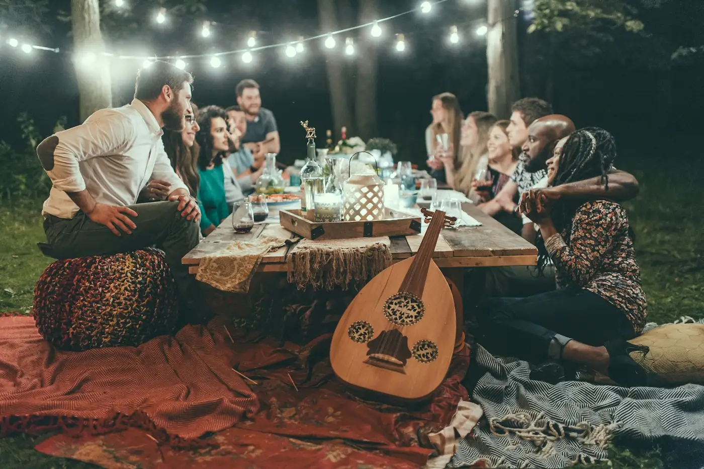 Soirée entre amis dans un jardin sous des guirlandes lumineuses à Langon